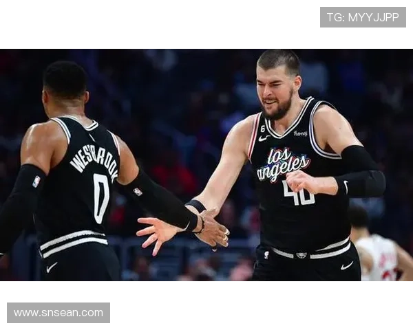 快船官方Ins发布2025年媒体日照片伊维察与祖巴茨同框引关注